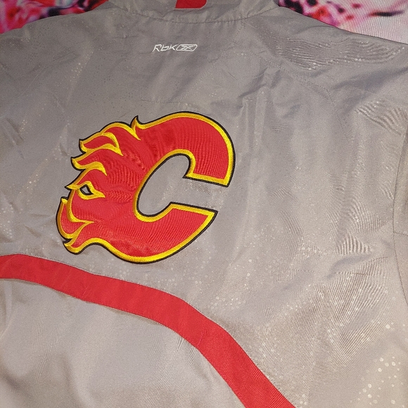 Calgary Flames Reflective Reebok Pull Over Quarter Zip. - Picture 7 of 9